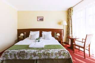 Отель Hotel Barlinek Барлинек Двухместный номер с 1 кроватью или 2 отдельными кроватями и террасой-4