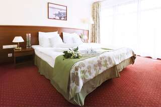 Отель Hotel Barlinek Барлинек Двухместный номер с 1 кроватью или 2 отдельными кроватями и террасой-5